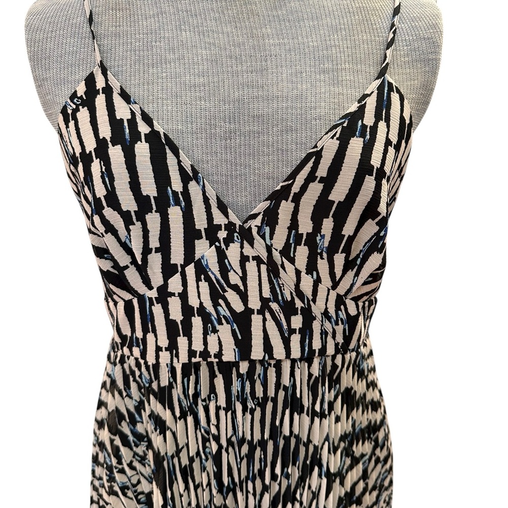 Uniqlo Sleeveless, v-neck, midi, geometric print, asymmetrical hem, full skirt - Picture 5 of 8